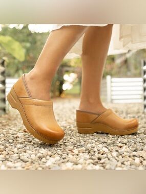 Dansko Pro XP 2.0 Clogs Honey Distressed Leather 40 / US Size 9.5 - 10 Beige